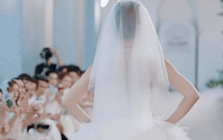 Từ bé không có gạo ăn, phải đi phát tờ rơi kiếm sống, cô gái lớn lên thành ca sĩ đình đám, cưới sao nam 2.000 tỷ