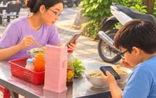 Bức ảnh hai mẹ con ở TPHCM ăn sáng tưởng bình thường, nhìn kĩ lại, nhiều phụ huynh vô cùng lo lắng