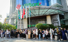 Cảnh tượng hiếm thấy tại trụ sở VPBank: Hàng nghìn người xếp hàng cả trăm mét chờ mua merchandise BIGBANG