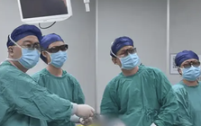 Đưa anh trai đi hóa trị ung thư, người đàn ông 44 tuổi bàng hoàng phát hiện điều bất ngờ trong ruột