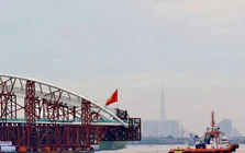 Lai dắt nhịp cầu 3.400 tấn vào sông Soài Rạp an toàn
