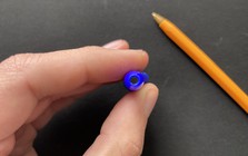 Chiếc lỗ bé xíu trên nắp bút bi có tác dụng gì?