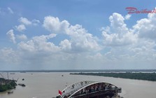 [ẢNH] Ngắm khung cầu dáng "lá dừa nước" bằng thép khổng lồ trên sông Sài Gòn