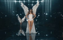 Mẹ bỉm vừa sinh con được 6 tuần sải cánh ở show Victoria's Secret 2026: Ngoài đời là "tay chơi" thời trang, chị em mê tít