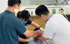 40 người ngộ độc khí Clo: 2 bệnh nhân nặng, suy hô hấp, tổn thương giác mạc