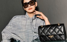 Không cần logo phóng đại, chiếc túi của nhà mốt Mỹ gây chú ý nhờ một chi tiết lấy từ món nội thất cổ điển quen thuộc