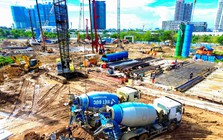 Soi tiến độ siêu dự án nằm tại khu đô thị "nhà giàu" có giá đất đắt đỏ bậc nhất Thủ đô, chỉ cách Hồ Tây vài phút di chuyển, sát công viên gần 70ha, kết nối loạt tuyến metro