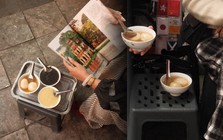 Hà Nội có hàng chè do vợ một nghệ sĩ cả nước đều biết mặt gây dựng, mỗi năm chỉ mở đúng 6 tháng rồi đóng cửa