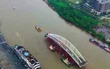 32 giờ theo siêu sà lan chở vòm thép cầu đi bộ 3.400 tấn về TPHCM