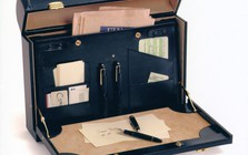 Thương hiệu xa xỉ Đức Montblanc ra mắt chiếc túi kỷ niệm 100 năm chế tác đồ da: Được ví như “bàn làm việc di động”, mất 8 giờ lắp ráp thủ công