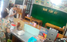 Du khách Nga xúc động chảy nước mắt khi nhận quà từ chủ quán Việt lúc nửa đêm