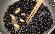 Uống 1 cốc nước đậu đen rang gừng khi đói vào buổi sáng, sau 7 ngày bạn sẽ nhận được 7 "món quà" cực lớn