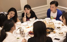 Vì sao ngày càng nhiều người đi họp lớp không muốn nói về tiền lương?