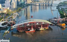 Đang hợp long cầu đi bộ qua sông Sài Gòn