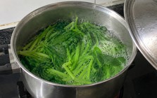 Luộc rau nên mở vung hay đậy vung?