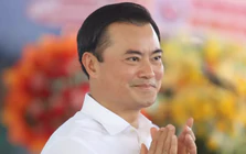 Cầu đi bộ qua sông Sài Gòn đã hợp long nhưng chưa thể lưu thông ngay