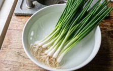 Mẹo bảo quản hành lá tươi trong tủ lạnh cả tháng, không lo héo úa