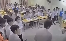 Hà Nội: Khởi tố, tạm giam nam sinh đánh cô giáo gãy mũi
