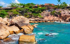 Phát hiện nơi đón ánh nắng đầu tiên của Việt Nam: Đi bộ hơn 11km mới tới được, nước trong đến nỗi bóng tàu in rõ dưới nền cát