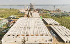 Những phiến dầm đầu tiên lắp đặt tại siêu cầu gần 10.000 tỷ đồng qua sông Hồng