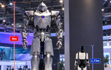 Trung Quốc ra mắt robot khổng lồ ngay tại hội chợ, cao gấp đôi robot Optimus của Elon Musk: Mục đích là gì?