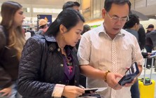 Nữ NSƯT U60 từ Mỹ về nhận show "cát-xê không đủ tiền vé máy bay"