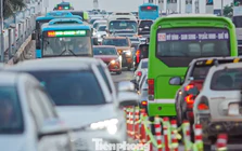 Cầu Thăng Long ùn tắc từ sáng đến đêm