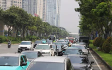 Bốn ô tô va chạm liên hoàn gần cầu Sài Gòn, ùn ứ gần 2km