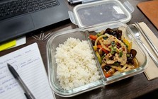 Vợ dậy từ 5 giờ sáng nấu cơm cho chồng mang đi làm nhưng anh lại nổi giận: Hộp cơm làm mất cơ hội kiếm tiền của đàn ông?
