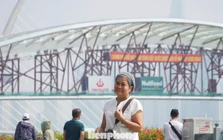 Người dân háo hức ngắm cầu đi bộ qua sông Sài Gòn sau hợp long