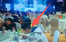 Khoe con chăm học, đi đám cưới cũng lôi bài tập Toán ra làm, người mẹ nhận loạt bình luận "điếng người"!