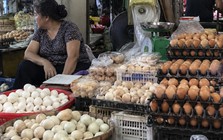 Bà chủ bách hóa nói thẳng: Mua trứng thấy 4 dấu hiệu như này thì cứ quay lưng mà đi, giảm 2/3 giá cũng không ham