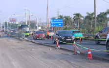 Cầu Thăng Long trước mốc 31/10: Xe nối đuôi qua đoạn đường thu hẹp