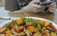 Đĩa thịt gà này có điều gì bất thường mà khiến một gia đình bị cả MXH nhắc nhở: Tốt nhất không nên "gồng" quá!