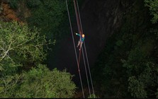Phát hiện hố sụt sâu 120m ở Việt Nam nhờ Google Earth, đoàn thám hiểm liền xuống đáy và thấy điều bất ngờ