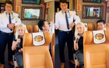 Nữ du khách Italy hát 'Còn gì đẹp hơn' trên tàu hỏa, hành khách Việt mê mẩn