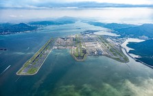Một sân bay mở đường băng mới ngay trên biển, diện tích tương đương 900 sân bóng đá: Xi măng được bơm xuống đáy biển để tạo 360.000 cột chống, tiêu tốn gần 500.000 tỷ đồng