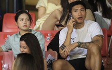 Văn Hậu bị cấm thi đấu, ngậm ngùi ngồi khán đài cùng Doãn Hải My