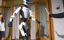 Robot hộ vệ gây chú ý với màn tước dao, nâng ô tô giải cứu người