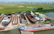 Bí thư Tỉnh ủy Ninh Bình khảo sát các xưởng đóng tàu nằm trong hành lang đê điều