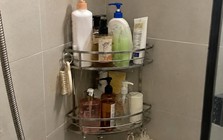 Tại sao ngày càng nhiều gia đình không lắp kệ tam giác trong nhà tắm? Hóa ra có 2 cách tận dụng tường hay hơn nhiều
