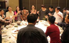 Vì sao nhiều người đi họp lớp không muốn nói thật công việc mình đang làm?