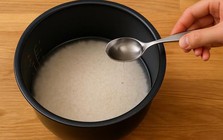 Vì sao nên cho vài giọt giấm vào nồi khi nấu cơm? Biết công dụng nhiều người sẽ muốn thử ngay