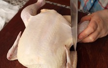 Mua gà chặt sẵn thấy 4 dấu hiệu này thì bỏ qua ngay, rẻ mấy cũng đừng dại xuống tiền