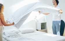 Vì sao không nên dọn giường ngay sau khi thức dậy?