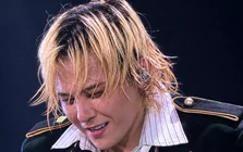 Big Bang làm 'nổ tung' Mỹ Đình, G-Dragon đập đàn gây sốc