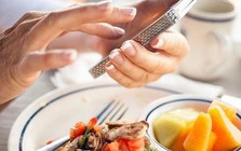Lời khuyên cho những người dùng điện thoại khi nấu ăn