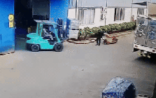Clip: Kiện hàng bất ngờ đổ đè chết một công nhân