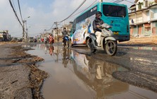 Hà Nội: Hiểm họa rình rập trên Quốc lộ 6 chi chít 'ổ voi, ổ gà'