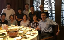 Vì sao nhiều người đi họp lớp không muốn chia sẻ chuyện mình đang trả góp?